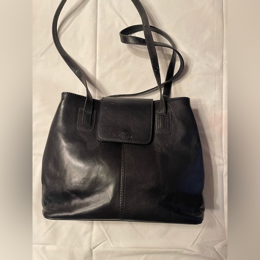 Italian made shoulder bag in black, all leather.